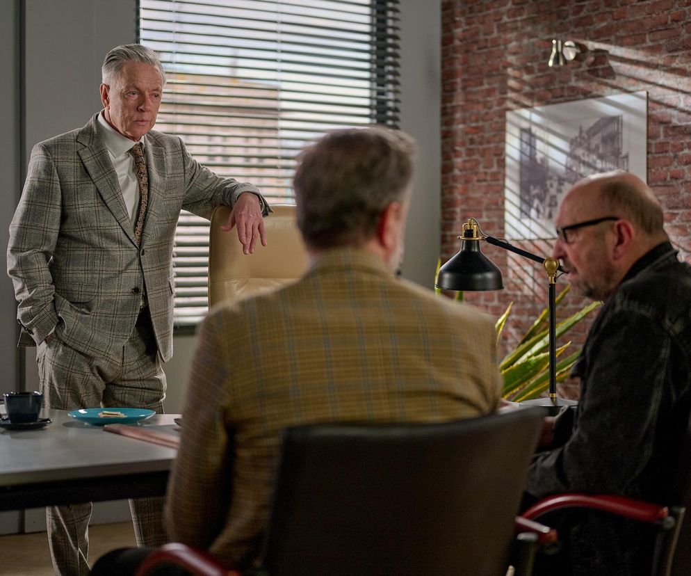 Na Wspólnej, odcinek 4040: Skandal po aresztowaniu Smolnego i Artura nabierze tempa. Policja wpadnie do redakcji - ZDJĘCIA