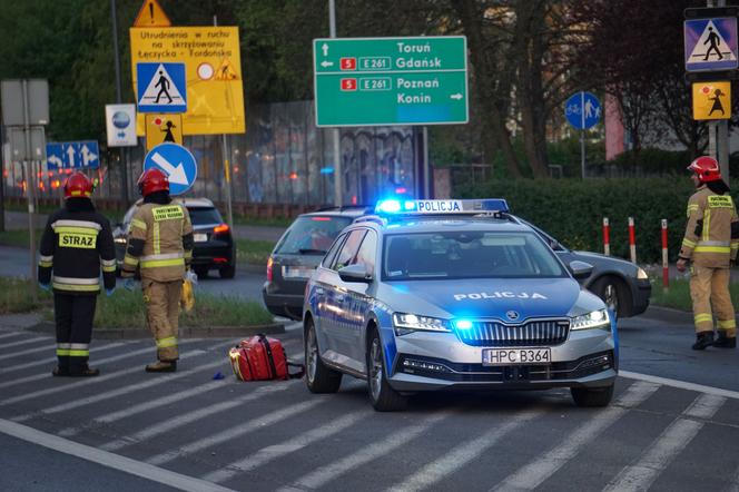 Potrącenie na pasach w Bydgoszczy! Dwie osoby poważnie ranne [ZDJĘCIA]