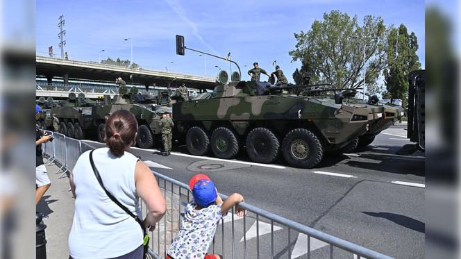 Defilada wojskowa 2024 w Warszawie. 2 tys. żołnierzy i kilkaset sztuk sprzętu wojskowego na ulicach miasta [ZDJĘCIA]