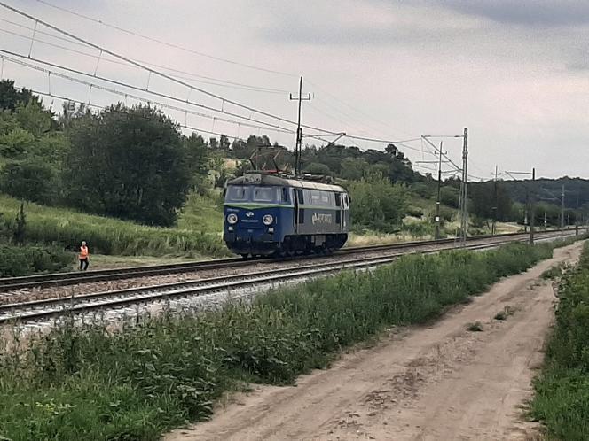 Makabryczny wypadek pod Sandomierzem! Pociąg zmiażdżył volkswagena z 54-latkiem w środku [ZDJĘCIA]