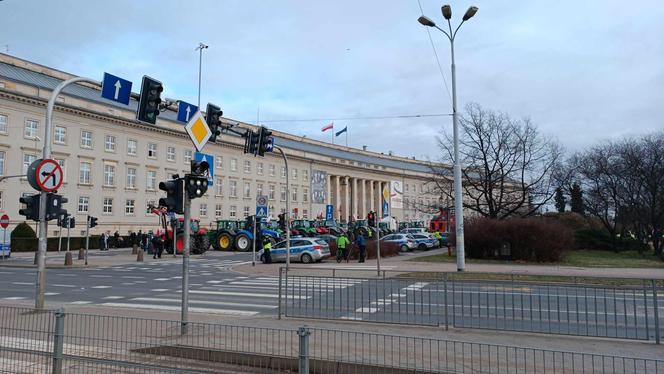 Protest rolników we Wrocławiu. Strajk wymyka się spod kontroli. Urząd Wojewódzki obrzucany jajkami