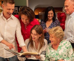 M jak miłość odc. 1886. Barbara (Teresa Lipowska), Franka (Dominika Kachlik), Kinga (Katarzyna Cichopek), Paweł (Rafał Mroczek), Marysia (Małgorzata Pieńkowska), Artur (Robert Moskwa)