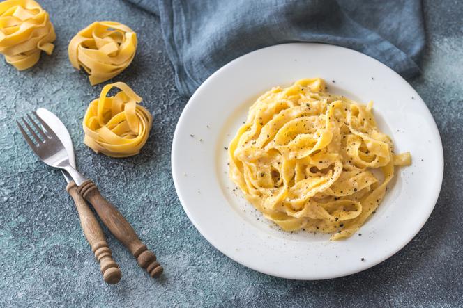 Fettuccine al burro: przepis na włoski makaron wstążki z masłem i parmezanem