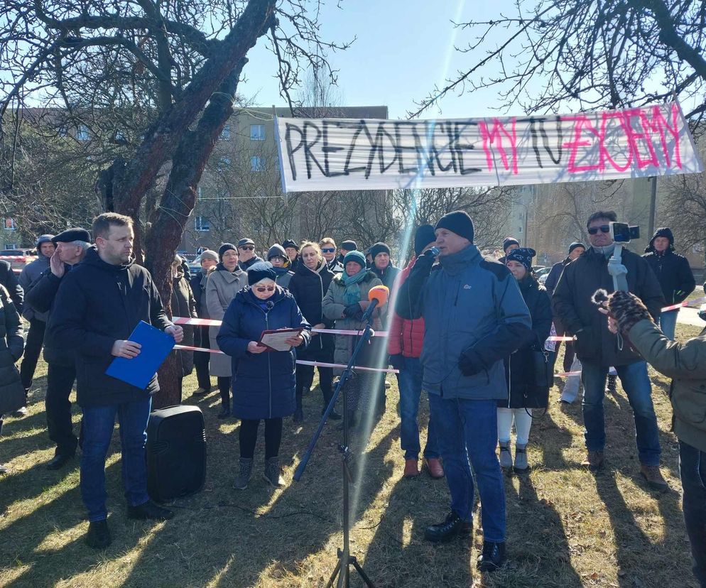 Protest przeciwko sprzedaży gminnych działek w Starachowciach. Dość dzikiej deweloperce!