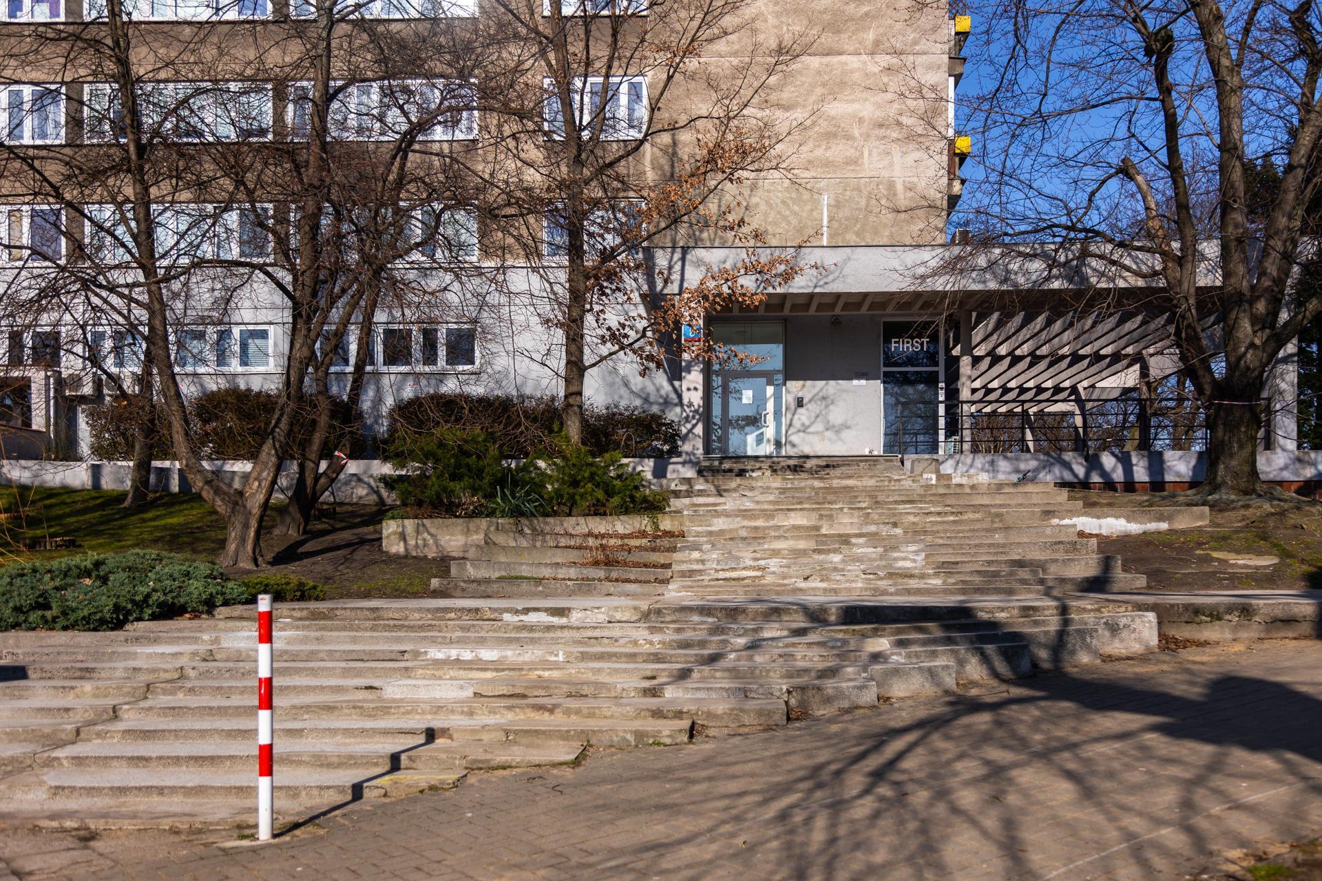 Młotek na Smolnej 8 w Warszawie. Zobacz zdjęcia symbolu luksusowych mieszkań w PRL-u