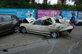 Tramwaj wykoleił się i zmiażdżył zaparkowane samochody