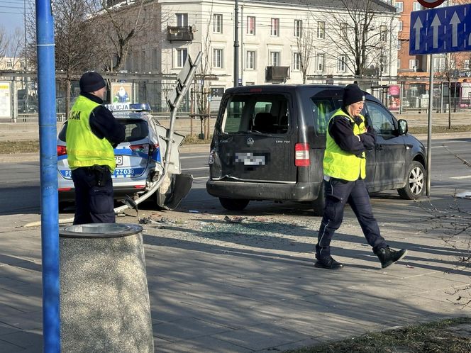 Kolizja zablokowała ruch na skrzyżowaniu. W rozpędzony radiowóz uderzył drugi samochód