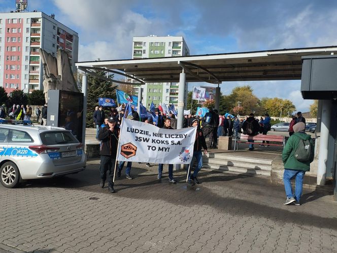 Hutnicy i koksownicy wyszli na ulice w Dąbrowie Górniczej. Apel do rządu o ratunek dla branży i tysięcy miejsc pracy