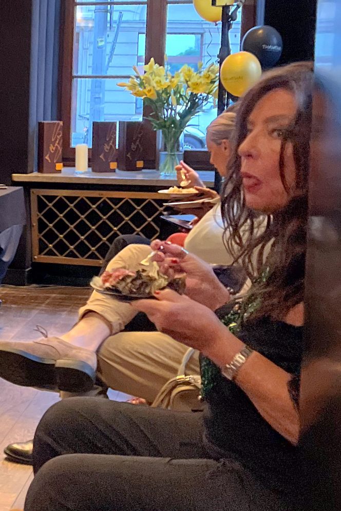 Agnieszka Perepeczko je, pije i tańcuje w środku nocy