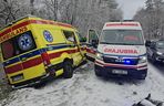 Zderzenie karetki pogotowia z samochodem dostawczym pod Warszawą. Ambulans zjechał na przeciwległy pas