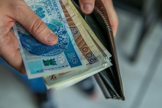 Koniec z opóźnieniami wypłat niskich pensji