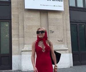 Monika Olejnik pręży biust w wydekoltowanej sukni. Co za sylwetka!