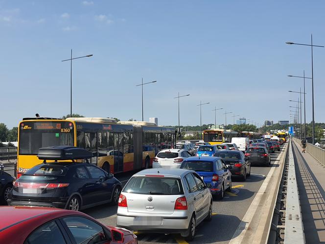 Karambol na Moście Łazienkowskim! Dwie osoby trafiły do szpitala, gigantyczny korek do centrum