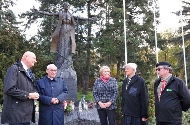 Ksiądz Jerzy Popiełuszko zginął 38 lat temu. W rocznicę śmierci władze Torunia i województwa kujawsko-pomorskiego złożyli kwiaty