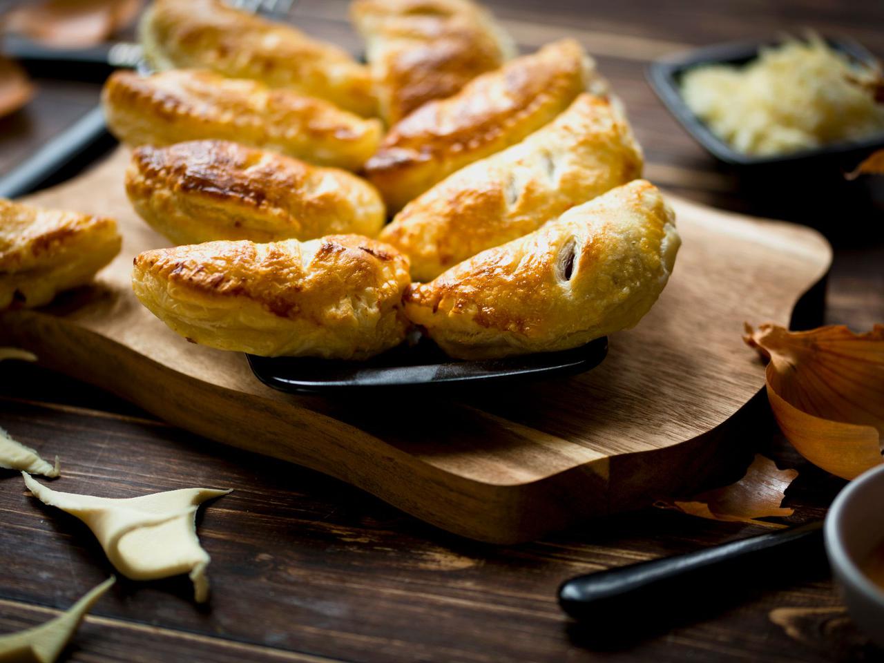 Pierożki z ciasta francuskiego z cebulą - wykwintne danie za parę groszy