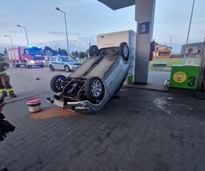 Kolizja na stacji paliw w Krobi. Osobówka przewróciła czterokołowiec