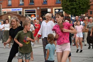 Ruda Śląska tańczy jak dawniej. Międzypokoleniowa potańcówka na rynku porwała tłumy