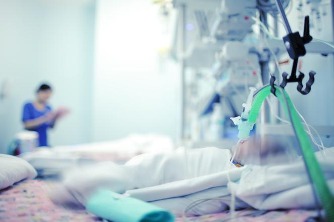 Tragedia w Czarnkowie. 11-miesięczny chłopczyk poparzył się kawą. Jego stan jest bardzo poważny