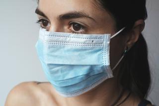 Maseczki: do kiedy trzeba je nosić i czy można dostać mandat za brak maski? Koronawirus w Polsce