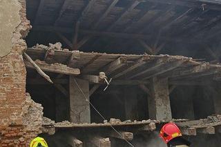 Ściana spichlerza zawaliła się na drogę w Radłowie