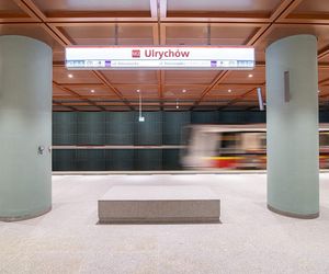 Metro w Warszawie już wozi pasażerów, ale wciąż są drążone nowe linie