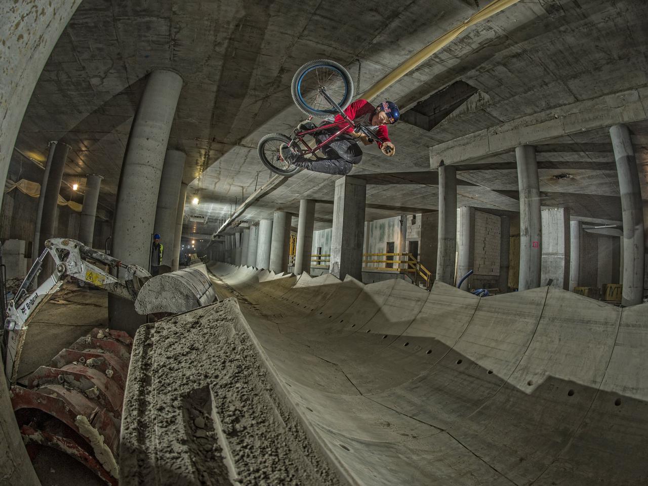 Szalał na BMX w tunelu pod dnem Wisły