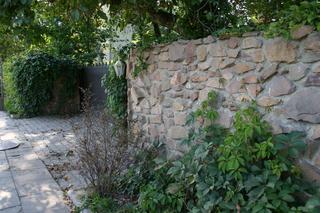 Ogrodzenie z kamienia - eleganckie i trwałe! Jak zbudować mur z kamienia naturalnego?