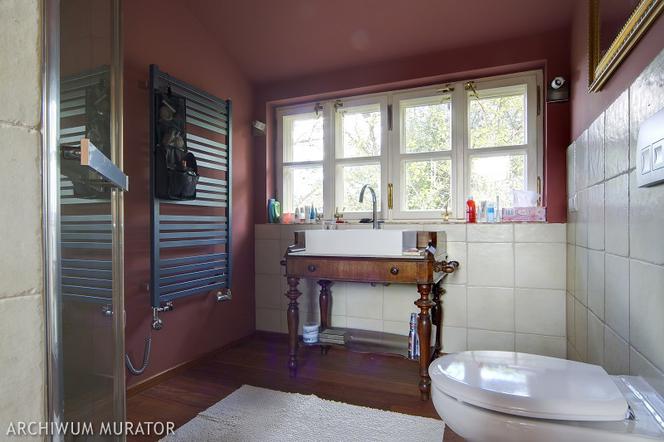 Kolor na ścianach i suficie w romantycznej łazience