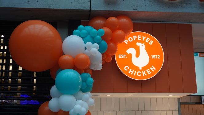Tłumy na otwarciu Popeyes w Olsztynie. Rekordzista czekał w kolejce ponad 20 godzin