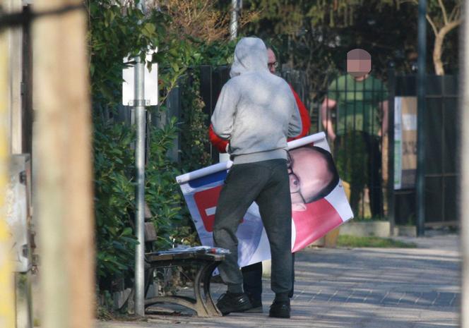 Pracowity poranek premiera Donalda Tuska. Zawiesił plakat i pobiegł dalej