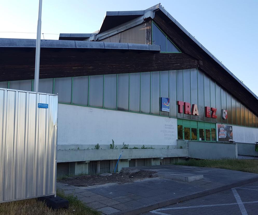 Remont hali Trapez w Lesznie będzie dłuższy i droższy. Na dachu obiektu odkryto azbest