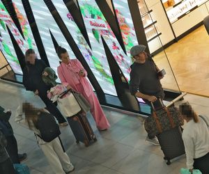 Anna Mucha z rodziną na lotnisku