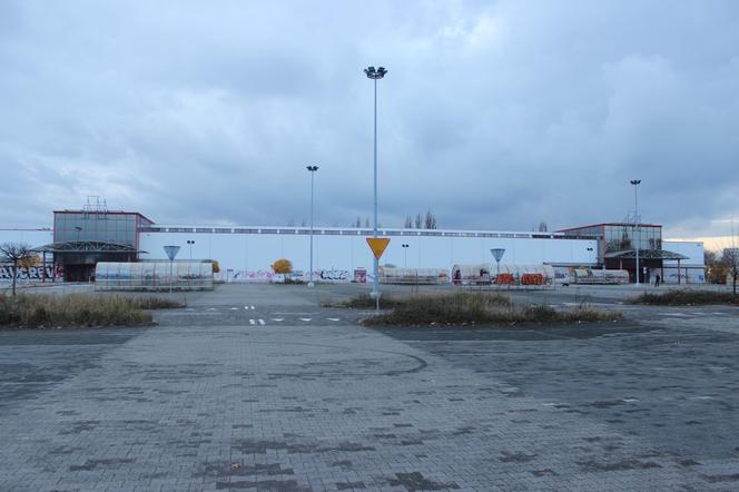 Dawny supermarket Auchan w Dąbrowie Górniczej już nie będzie straszył