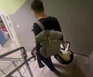 Daniel Martyniuk uczy syna pływać