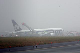 Okęcie: ZACZĘLI PODNOSIĆ Boeinga, pas startowy nie został uszkodzony