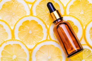 Serum z witaminą C – jak stosować i jakie daje efekty?