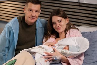 	M jak miłość odcinek 1866. Franka (Dominika Kachlik), Paweł (Rafał Mroczek), ich syn Antoni Lucjan