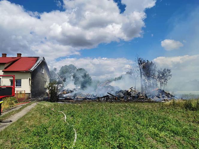 Sielec. 7-latek zaprószył ogień i zniknął w kłębach dymu! Spalone gospodarstwo!