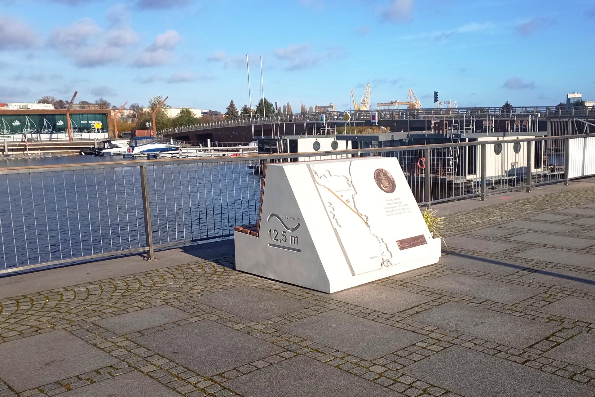 Wyjątkowa ławka stanęła na szczecińskiej Łasztowni. Ma upamiętnić ważną inwestycję