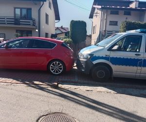 Opel huknął w znak, a później uderzył w radiowóz. Kierowca nie zaciągnął hamulca