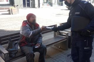 Bezdomni też muszą nosić maseczki! Policjanci z Katowic o to zadbali [ZDJĘCIA]