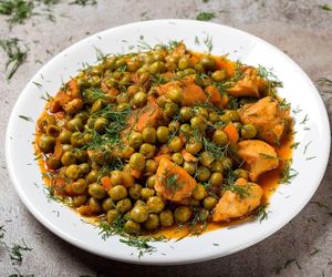 Ten gulasz z kurczakiem i groszkiem zawsze robię na zapas. Następnego dnia smakuje jeszcze lepiej 