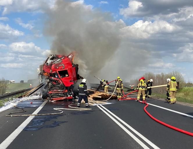 Wypadek na DK 16 między Barczewem a Biskupcem. Ciężarówka stanęła w płomieniach [ZDJĘCIA]