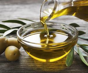 Uważaj na podrabianą oliwę z oliwek. Sprawdź, po czym poznać oryginał, aby nie dać się oszukać