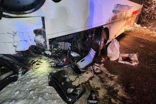 Samochód uderzył w autobus, 29-latek nie żyje