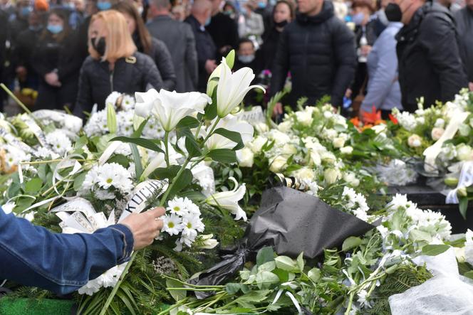 Pogrzeb Sebastiana z Katowic. Grób utonął w kwiatach