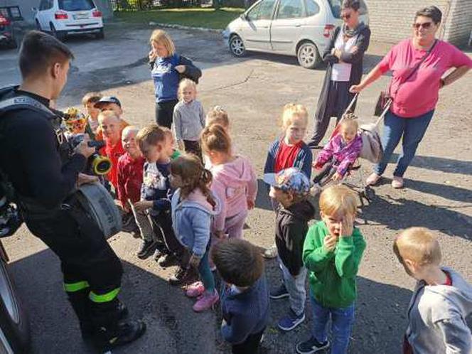 Dzieci z wizytą u iławskich strażaków