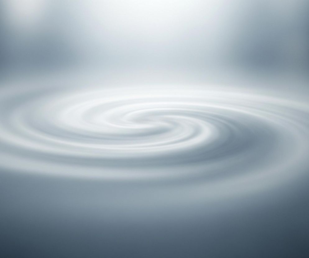 Centralną część obrazu wypełnia spiralna forma, przypominająca kręgi na wodzie, w odcieniach bieli i jasnej szarości. Spirala rozchodzi się od środka ku krawędziom, stając się coraz jaśniejsza i bardziej rozmyta. Tło stanowi gradient od ciemniejszej szarości po bokach i na dole, przechodzący w jasną biel u góry obrazu, tworząc wrażenie głębi i przestrzeni.