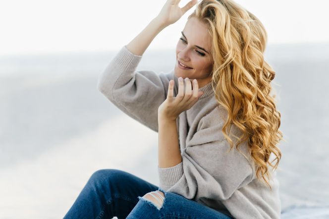 Idealne fryzury na romantyczną randkę. Zobacz, jak je zrobić