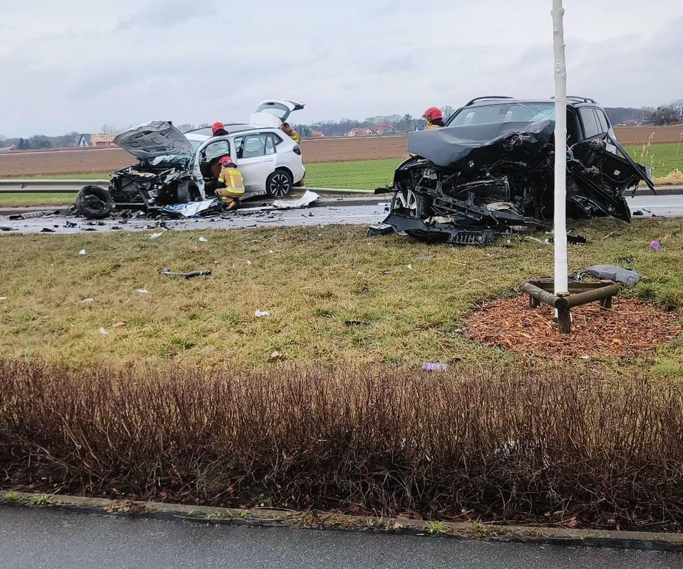 Poważny wypadek na obwodnicy Lesnicy. Dwie osoby ranne